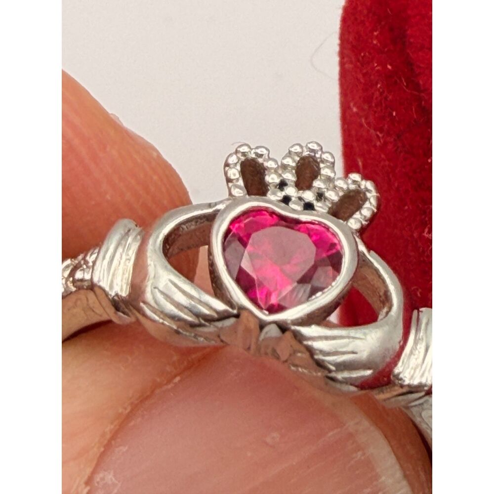 Claddagh ring - Sterling Silver - REd Garnet - Size 8.5